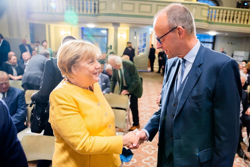 Angela Merkel und Friedrich Merz begrüßen sich bei der Eröffnungsveranstaltung der Bundeskanzler-Helmut-Kohl-Stiftung im September 2022.