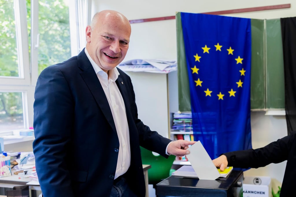 Berlins Regierender Bürgermeister Kai Wegner gibt seine Stimme für die Europawahl 2024 ab.