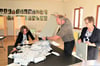 Im Wahllokal im Jessener Schloss beginnt am Sonntag kurz nach 18 Uhr die Auszählung der Stimmen. Zunächst werden von dem Wahlvorstand unter Leitung von Veronika Theimer (rechts) die Stimmzettel für das Europaparlament ausgewertet.  