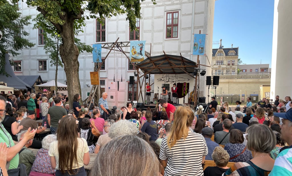 Publikumsandrang vor der Hauptbühne im Lindenhof: Bis zum späten Abend traten Akrobaten, fahrende Musikanten und sogar Francke selbst auf.