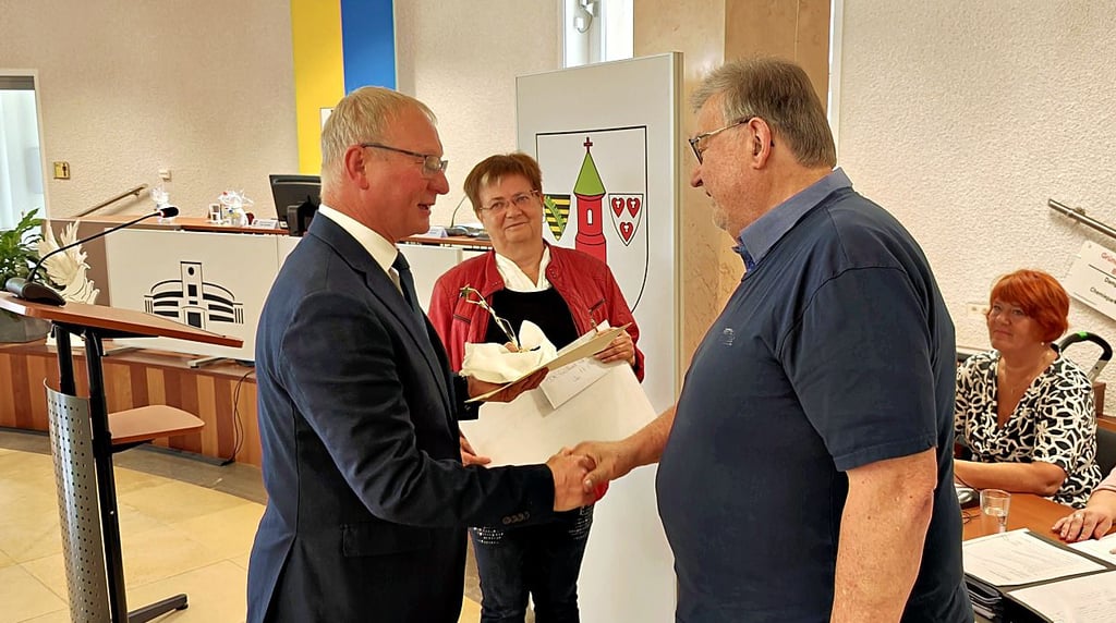Armin Schenk und Dagmar Zoschke übergeben den Ehrenamtspreis an Joachim Gülland (v.l.).