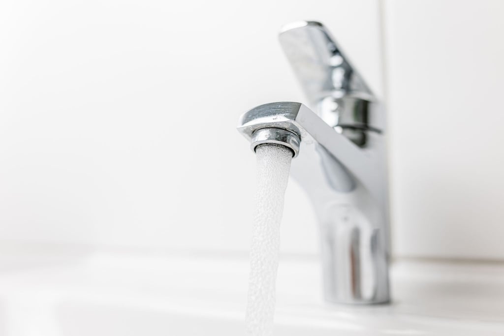 Wasser läuft aus einem Wasserhahn.