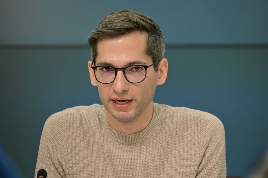 Brandenburgs SPD-Generalsekretär David Kolesnyk spricht auf der Landespressekonferenz.