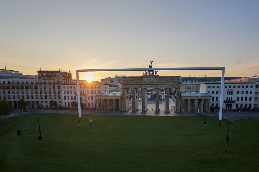 Blick bei Sonnenaufgang auf die Fan-Zone zur Fußball-Europameisterschaft vor dem Brandenburger Tor.
