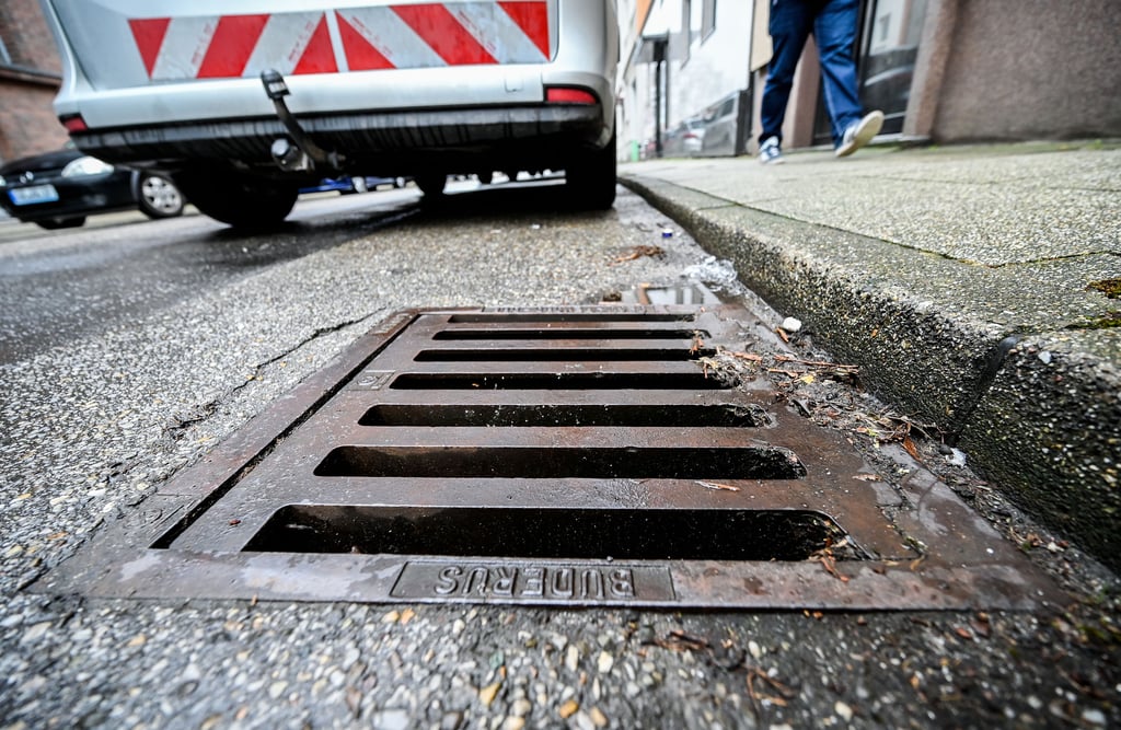 Die Feuerwehr Salzwedel hob einen Gullydeckel. Vorher hatten Anwohner Hilfeschreie gehört.