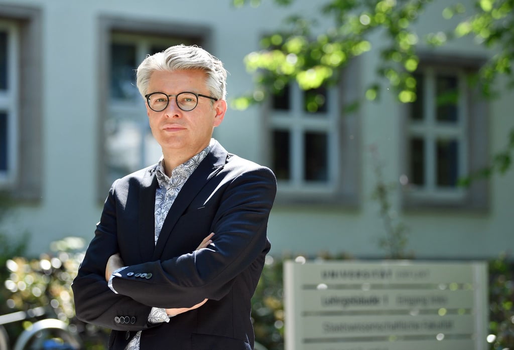 Politikwissenschaftler André Brodocz steht auf dem Gelände der Universität Erfurt.