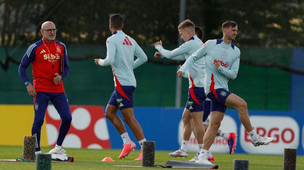 Spaniens Nationaltrainer Luis de la Fuente begutachtet das Training u.a. seiner "Nummer 10" Dani Olmo (2.v.r.)