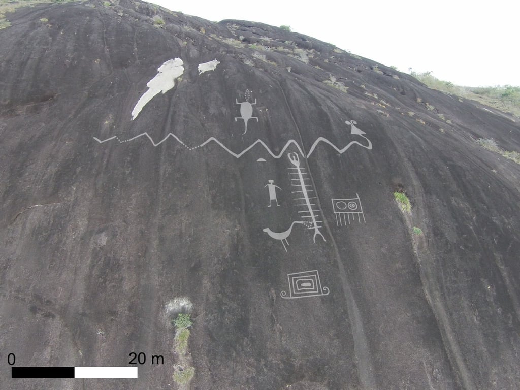 Petroglyphen sind in einen Fels graviert.