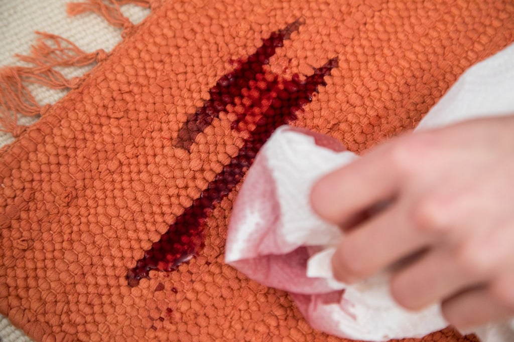 Einwegprodukte wie Küchenkrepp sind praktisch, belasten aber die Umwelt. Stofftücher und Baumwollhandtücher können eine nachhaltige Alternative sein.