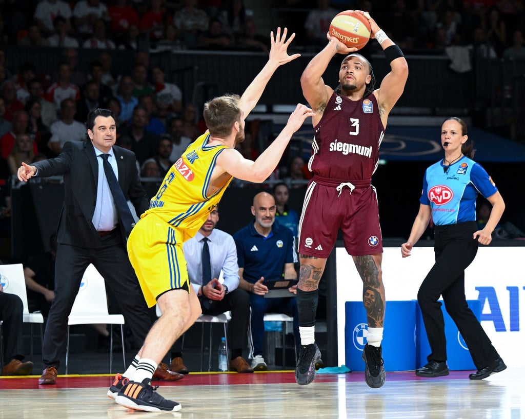 Carsen Edwards (r) von München und Malte Delow von Berlin kämpfen um den Ball.
