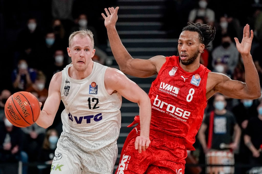 Basketball: Bundesliga, Hamburg Towers - Brose Bamberg, Hauptrunde, 12. Spieltag, edel-optics.de Arena. Hamburgs Forward Seth Hinrichs (l) und Bambergs Center Akil Mitchell kämpfen um den Ball.