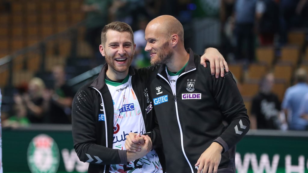 Lukas Mertens (l.) und Tim Hornke haben Grund zum Lachen. Die beiden SCM-Außen fahren mit der DHB-Auswahl zu Olympia nach Paris.