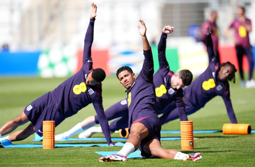 Englands Jude Bellingham (M) während einer Trainingseinheit auf dem Ernst-Abbe-Sportfeld.