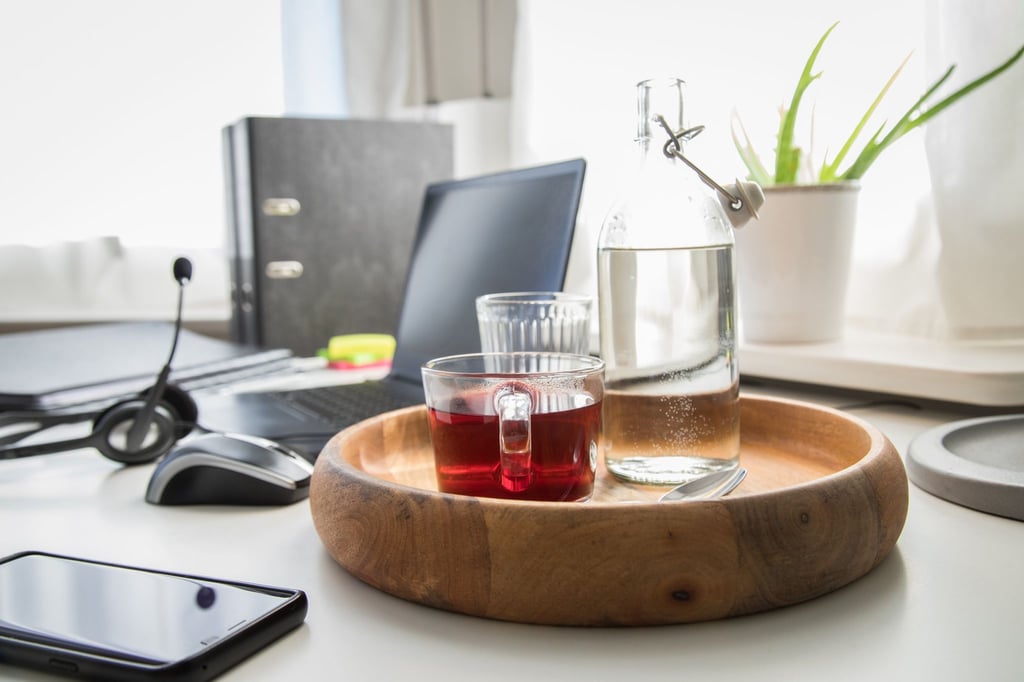 Ausreichende Flüssigkeitszufuhr ist wichtig: Wer seine Getränke direkt auf dem Schreibtisch stehen hat, denkt öfter daran, regelmäßig zu trinken.