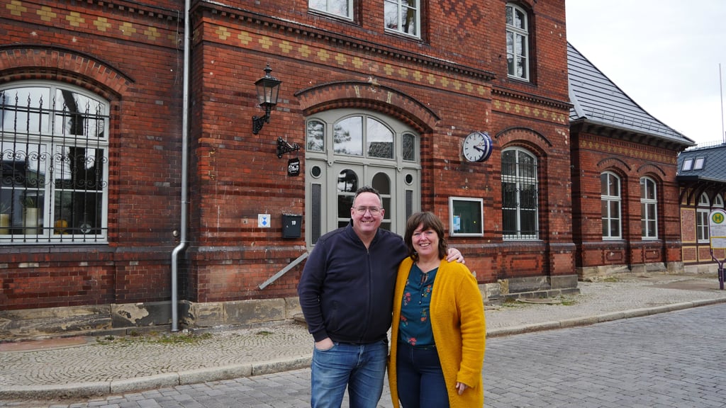 Edward Vernhout und Partnerin Ingrid Lukens vor dem ehemaligen Ballenstedter Bahnhof.