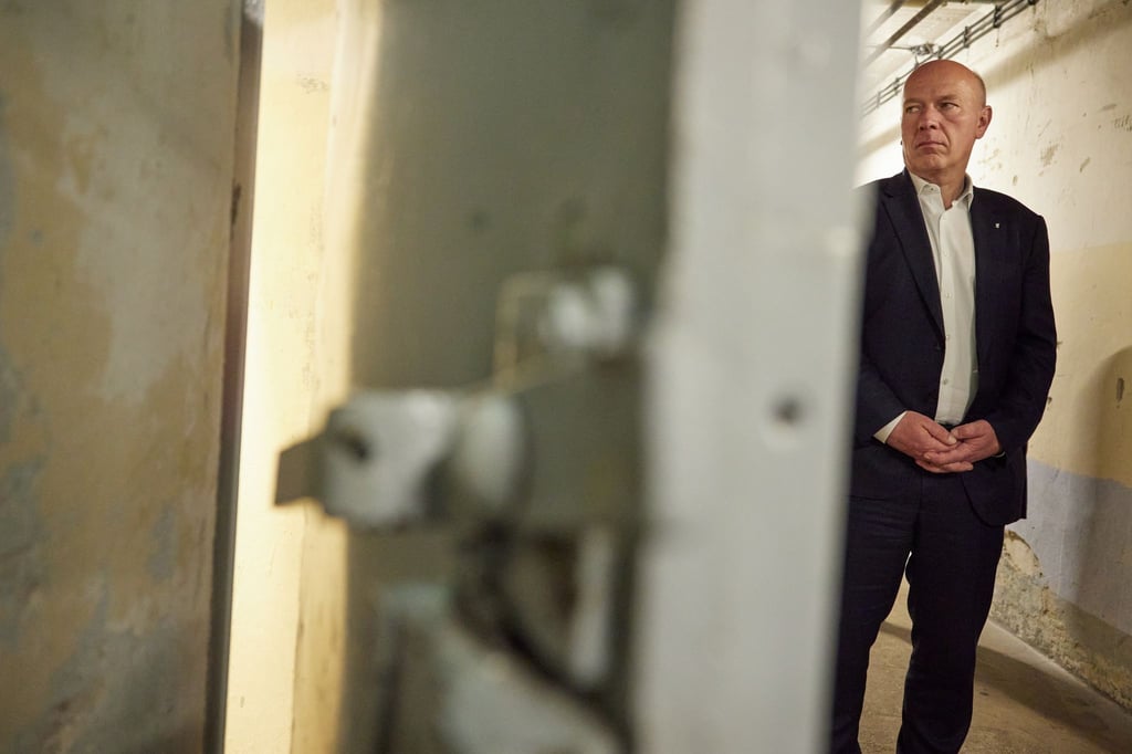Kai Wegner (CDU), Regierender Bürgermeister, besichtigt die Gedenkstätte Berlin-Hohenschönhausen.