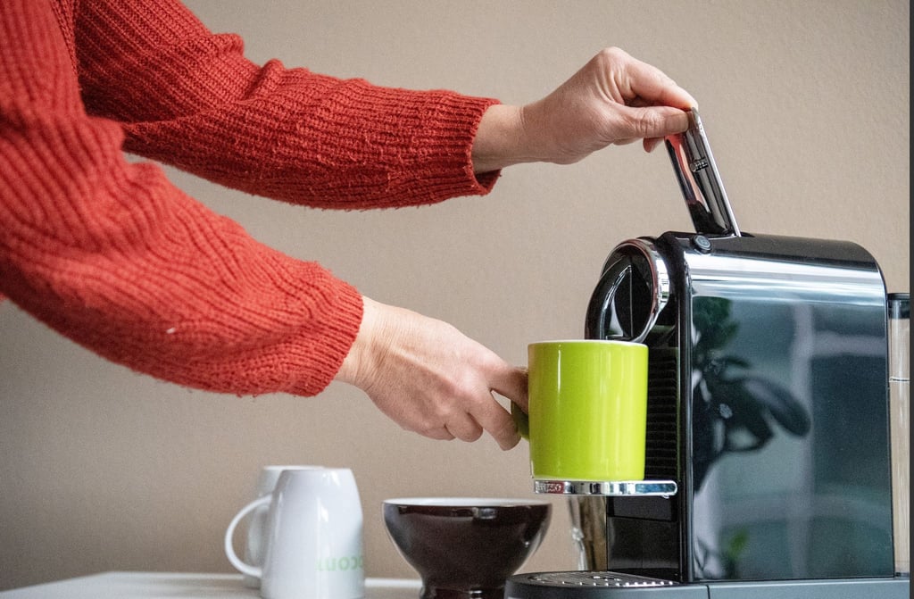 Wer Kaffee liebt, sollte bei der Wahl der Kaffeemaschine nicht nur auf den Geschmack, sondern auch auf den Stromverbrauch achten. Eine automatische Abschaltfunktion und die richtige Brühtemperatur können Energie sparen und das Aroma verbessern. (zu dpa: „Welche Kaffeemaschine passt zu mir?“)