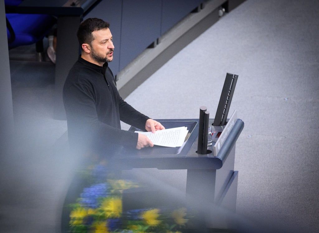 Wolodymyr Selenskyj, Präsident der Ukraine, hält im Deutschen Bundestag eine Rede.