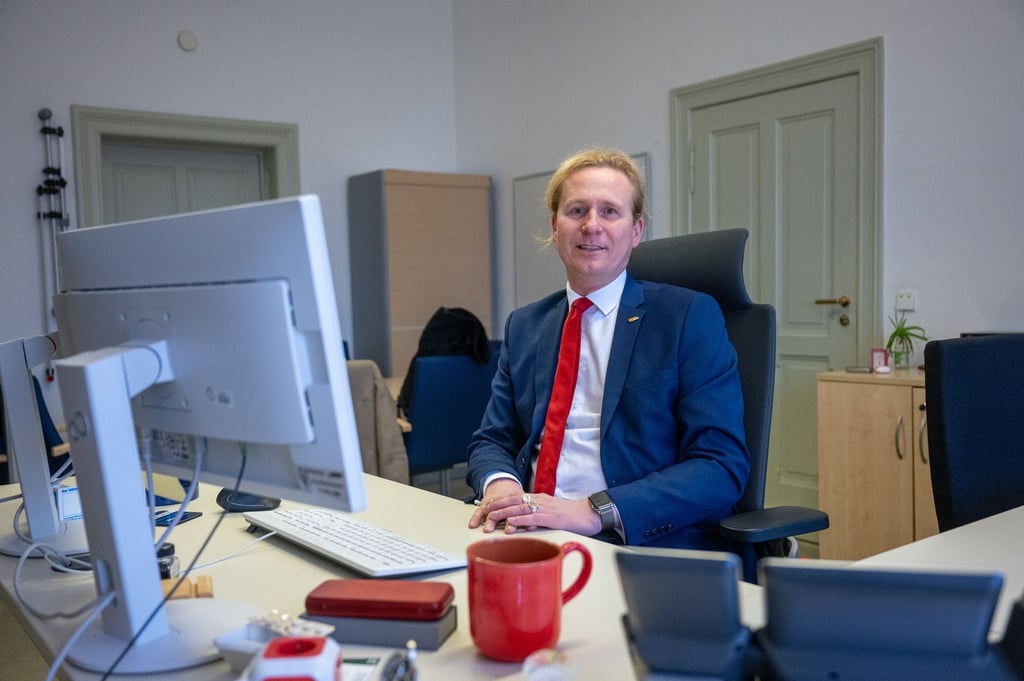 Kevin Hönicke (SPD), Bezirksstadtrat in Lichtenberg, sitzt in seinem Büro im Rathaus Lichtenberg.
