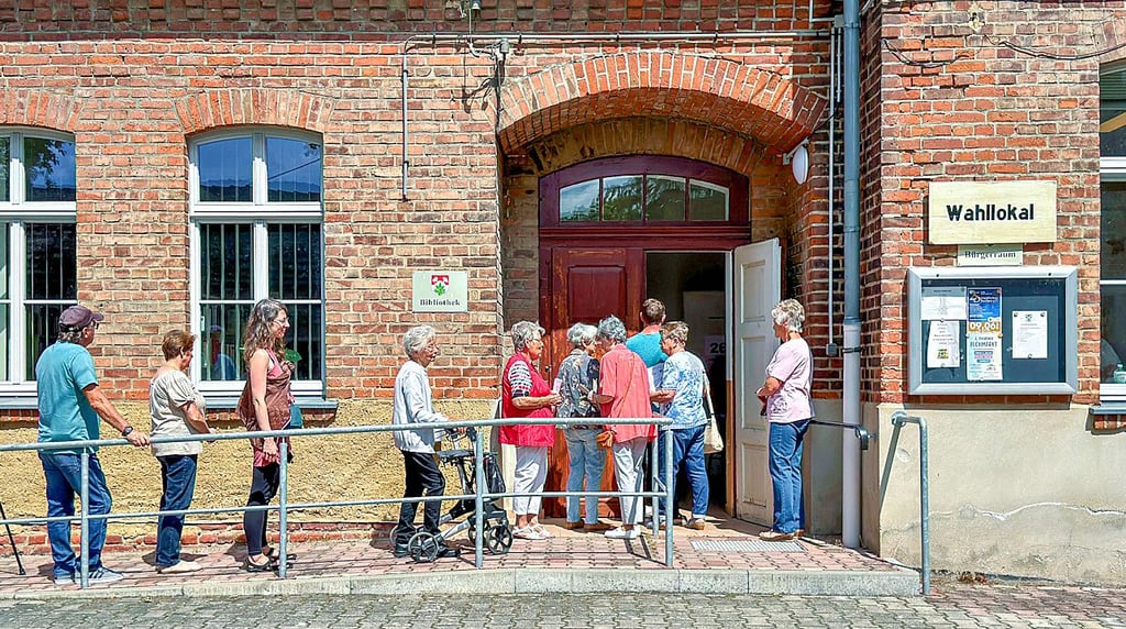 Zwar ist im Theißener Wahllokal Sonntag die Zahl der Wahlkabinen von drei auf sechs verdoppelt worden, ganz ohne Anstehen ging es aber trotzdem nicht. Neben dem Wahllokal stand die Heimatstube offen. Das Angebot des Heimatvereins wurde immer wieder genutzt.