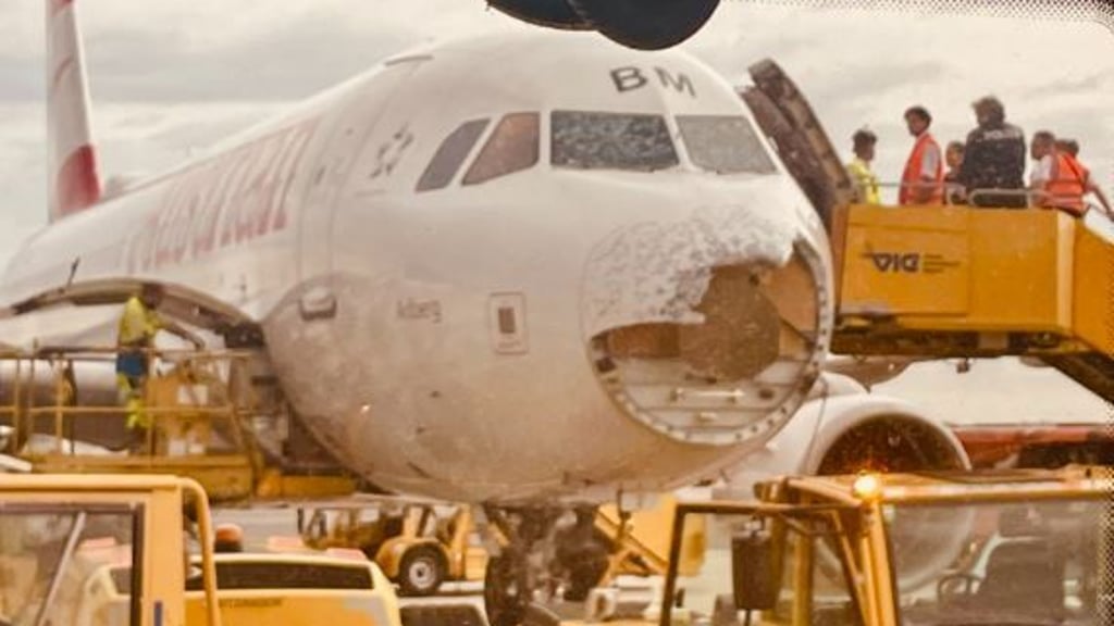 Zersplitterte Cockpitscheiben und eine abgerissene Rumpfnase: Am Sonntag geriet ein Airbus A320 auf dem Flug von Mallorca nach Wien in einen schweren Hagelsturm, welcher die Maschine vollkommen demolierte.