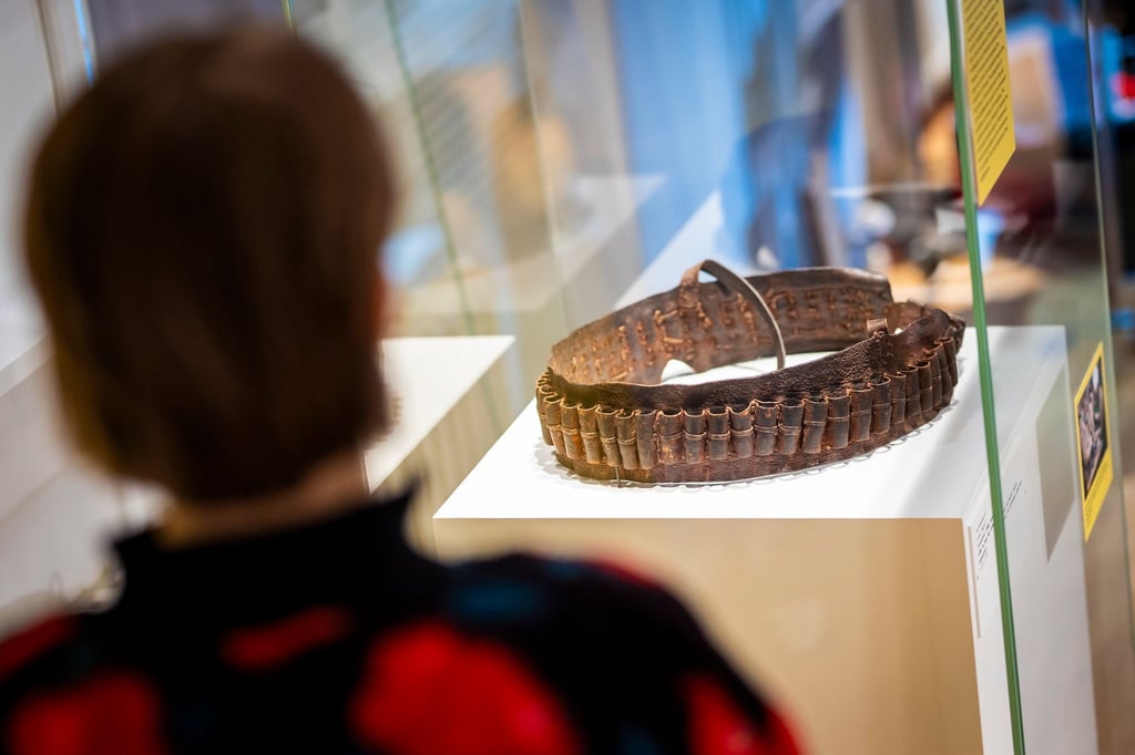 Ein Patronengurt wird in der Ausstellung „Am Anfang war der Gurt - Braunschweiger Ethnographica, Souvenirs & koloniale Trophäen“ im Städtischen Museum präsentiert.