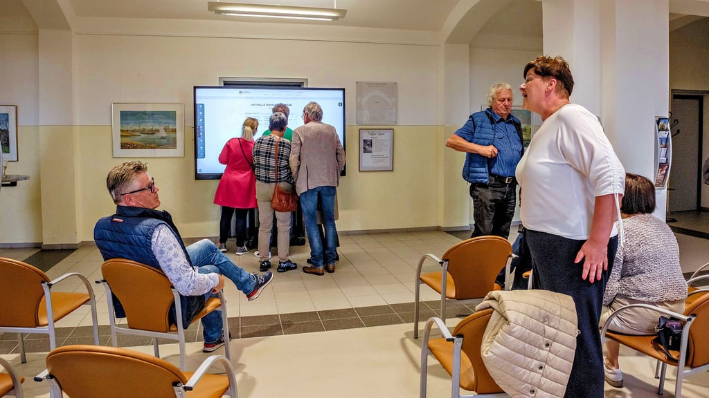 Wittenberger Stadtratskandidaten informierten sich im Rathaus über die Stimmenauszählung.