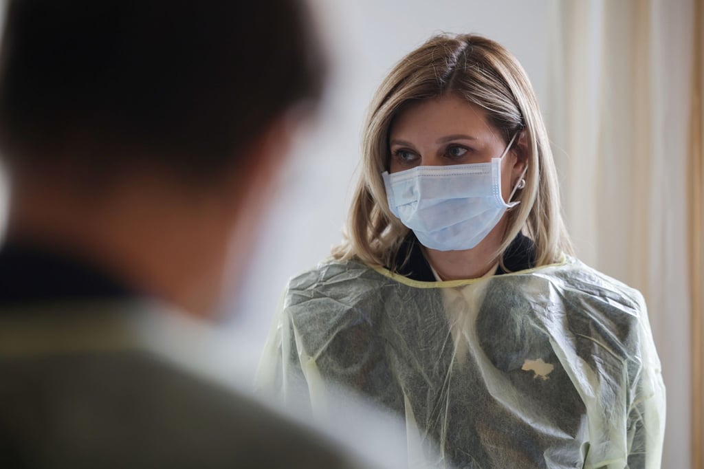 Olena Selenska, First Lady der Ukraine, trägt beim Besuch des Bundeswehrkrankenhaus in Berlin eine Schutzmaske und einen Schutzanzug, um einen Patienten vor Keimen zu schützen.