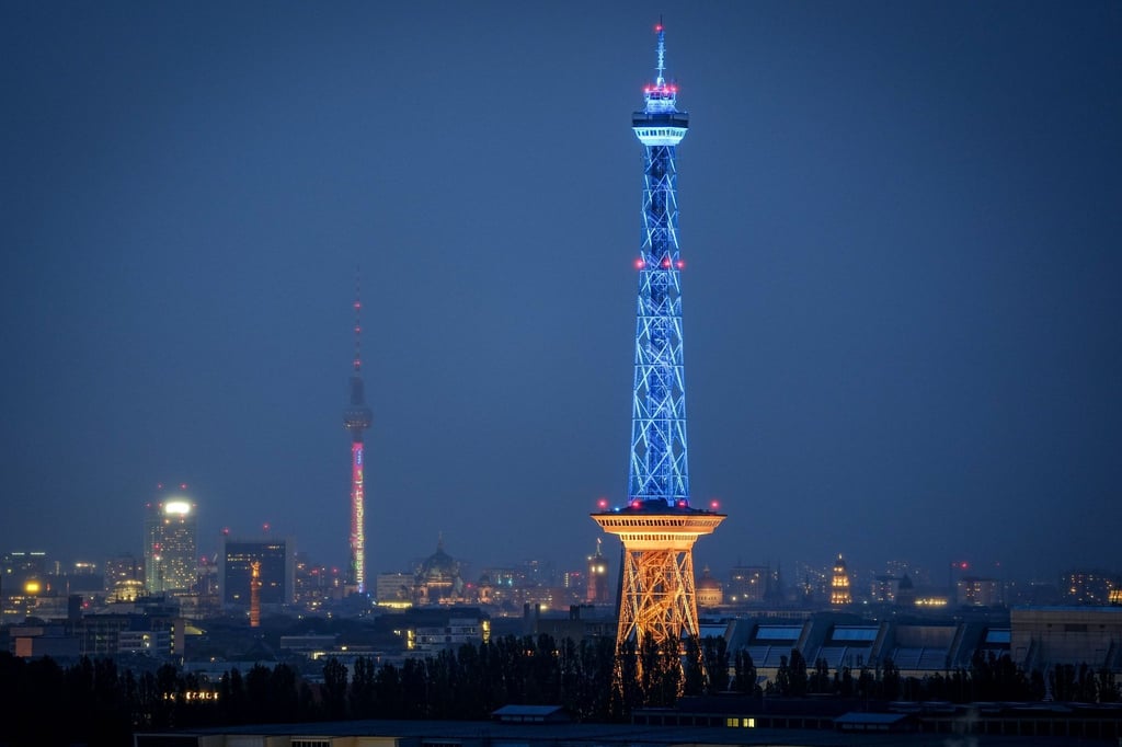 In den Farben der Ukraine, in blau und gelb, leuchtet der Funkturm auf dem Messegelände.