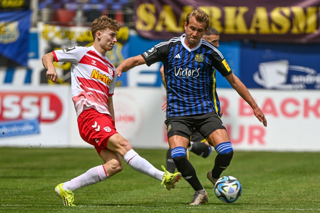 Dominik Kother von Regensburg (l) kämpft mit Lukas Boeder von Saarbrücken um den Ball.