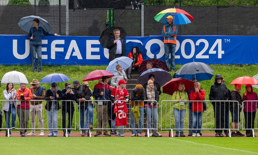 Zuschauer verfolgen bei Regen das Trainings der schottischen Nationalmannschaft in Garmisch Partenkirchen.