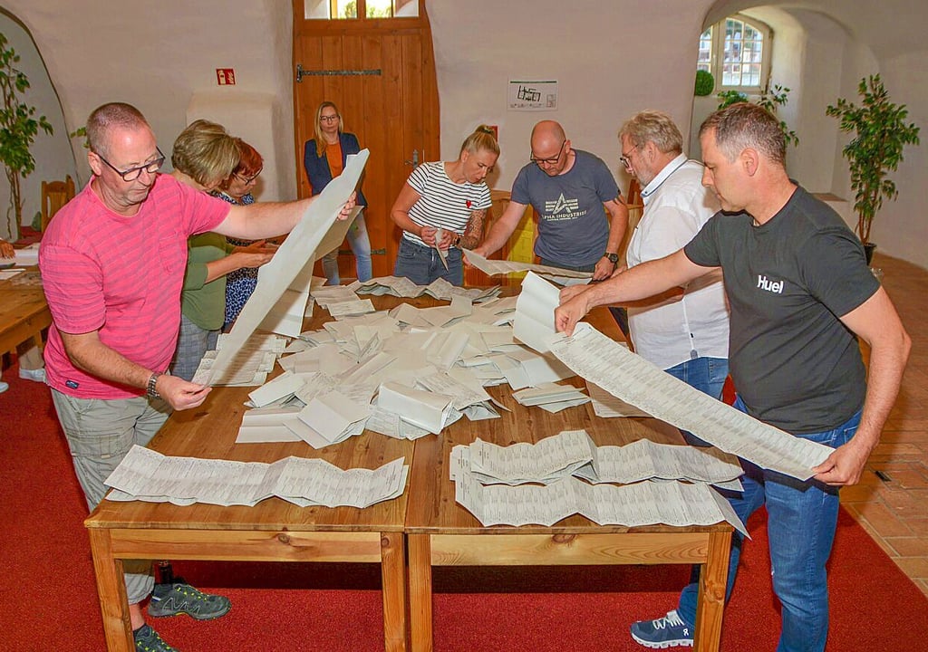 Bei der Auszählung der Stimmzettel haben die Wahlhelfer in Wanzleben dieses Mal Schwerstarbeit geleistet.