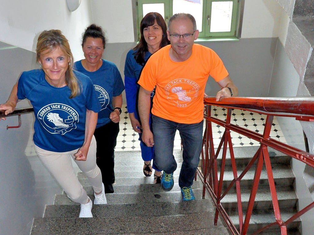 Constanze Renauld (von links), Susanne Röver, Juliane Denning und Karsten Schwarz freuen sich auf den nächsten Treppenlauf.