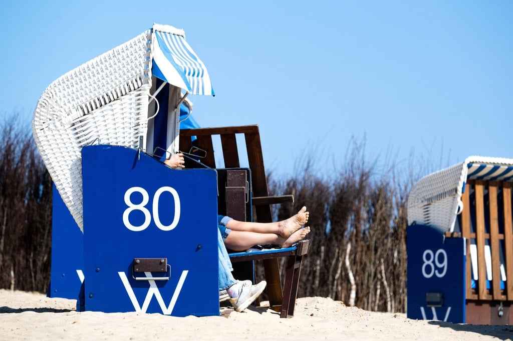 Strandkörbe stehen am Strand von Döse.