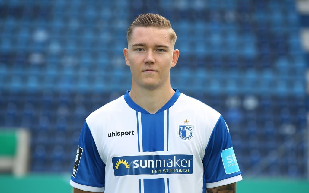 Der Stürmer unterschrieb für die kommende Saison beim Hallschen FC.