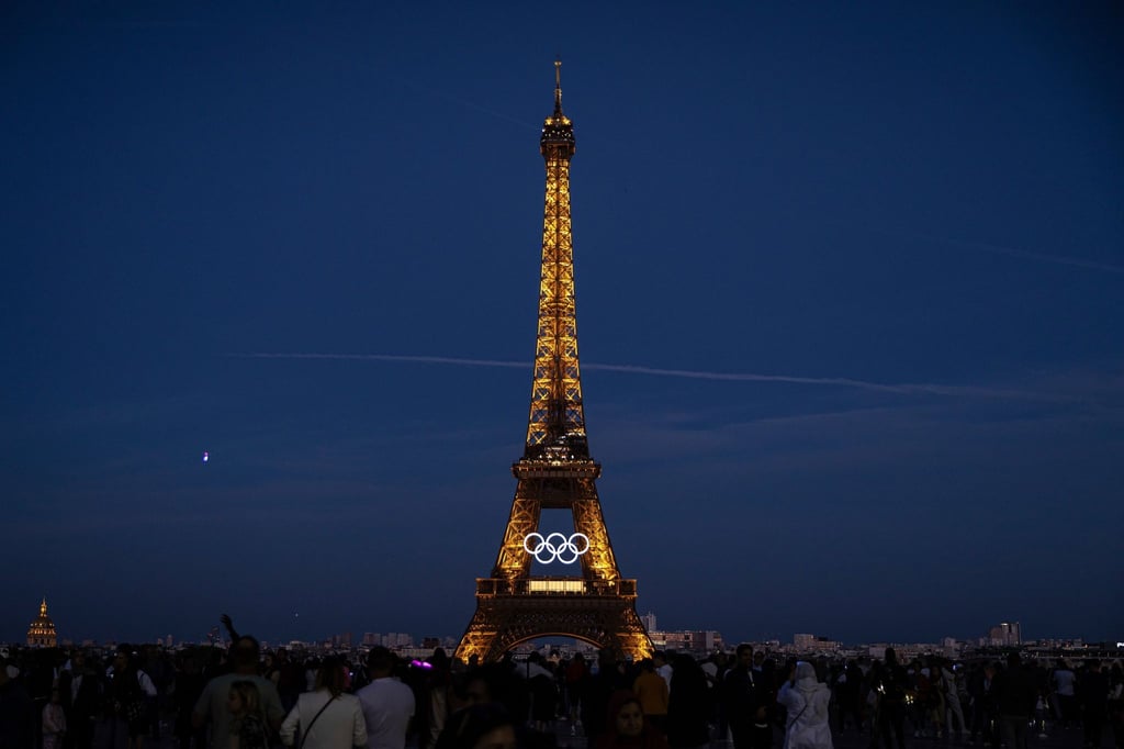 Die olympischen Ringe sind auf dem Eiffelturm in Paris zu sehen.