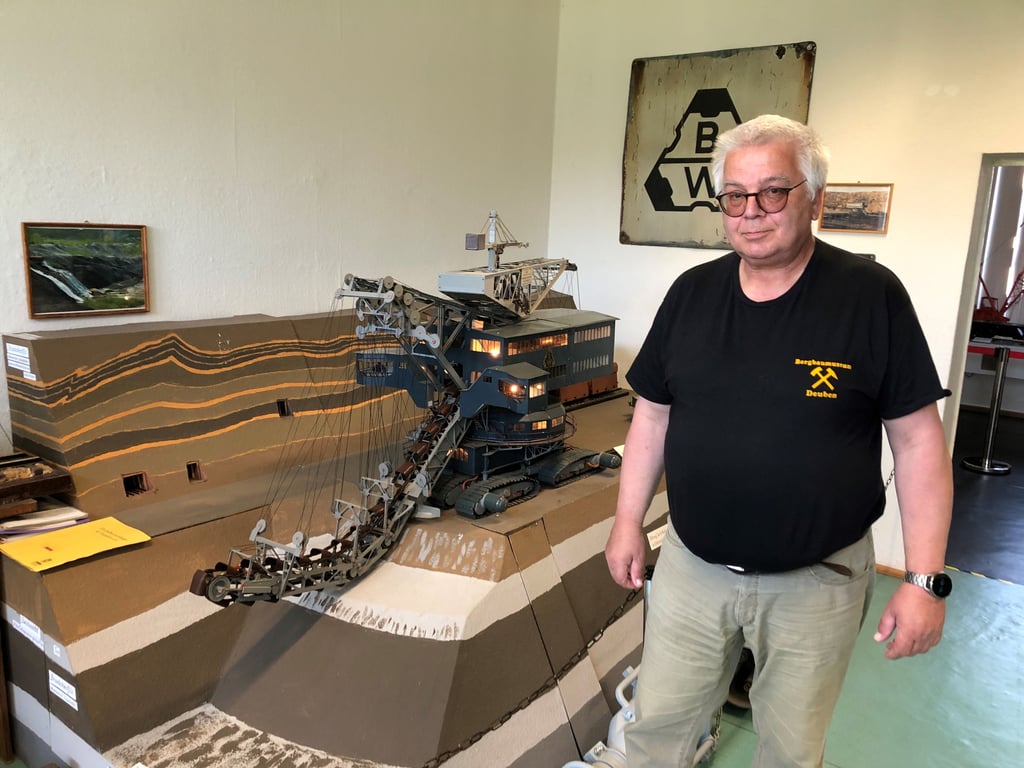 Wolfgang Märker Wolfgang Märker ist am 13. Juni  zu Gast im Bergbaumuseum Deuben, wo er einen Vortrag zu Großmaschinen wie  diesen Eimerkettenschwenkbagger hält.