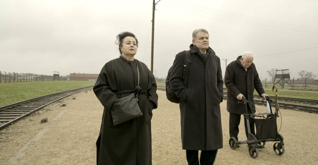 Maya Lasker-Wallfisch (l-r), Kai Höss und Hans Jürgen Höss in einer Szene des Films „Der Schatten des Kommandanten“.