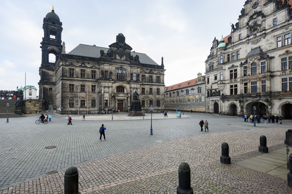 Blick auf das Ständehaus (l) am Schlossplatz mit dem Sitz des Oberlandesgerichts (OLG), dem Landesamt für Denkmalpflege und dem Anwaltsgerichtshof in Sachsen.
