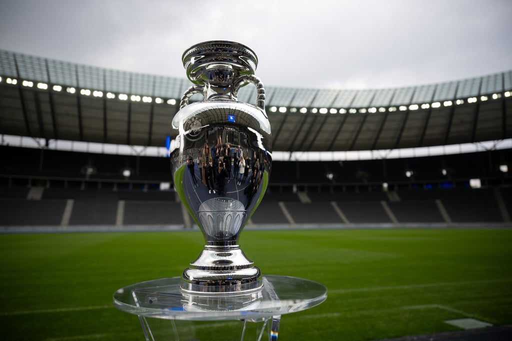 Der Pokal steht während der Präsentation des EM-Pokals im Berliner Olympiastadion.