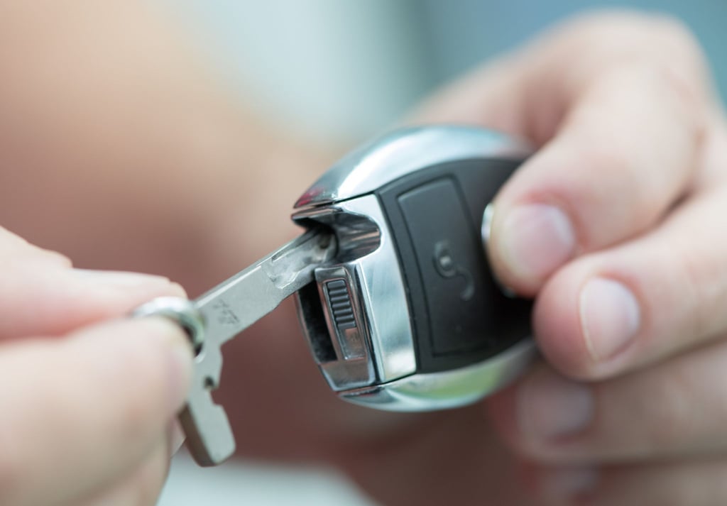 Hier steckt er also! Der Ersatzschlüssel zum Öffnen der Autotür ist bei Funk-Autoschlüsseln nicht immer so leicht zu finden.
