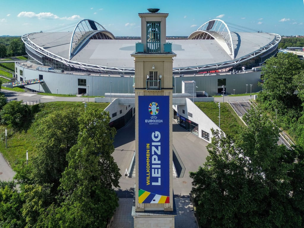 Blick auf das Stadion in Leipzig und den Glockenturm vor der Fußball-EM.