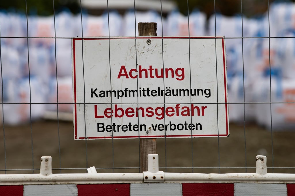 Ein Schild weist auf eine Kampfmittelräumung hin.