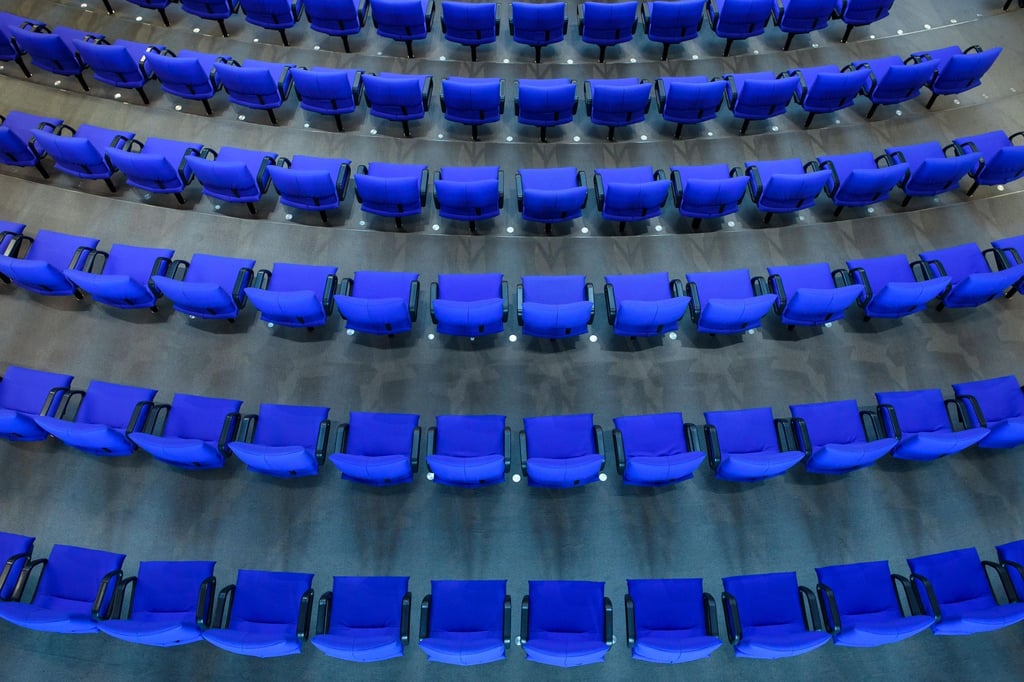 Das Fernbleiben der BSW-Abgeordneten und einem Großteil der AfD-Bundestagsfraktion während der Rede des ukrainischen Präsidenten im Bundestag hat für scharfe Kritik gesorgt (Symbolbild).