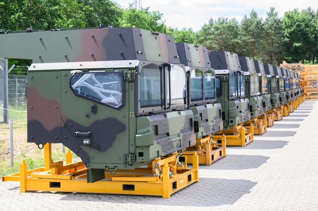 Geschützte Fahrerkabinen für Logistikfahrzeuge der HX-Serie im Rheinmetall-Werk Unterlüß. Der Rüstungskonzern liefert 1515 Militär-Lastwagen an die Bundeswehr.