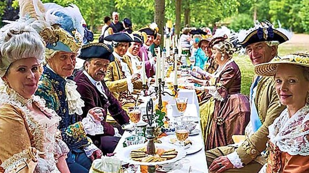 Der Hofstaat nimmt wieder an der Kaffeetafel Platz.