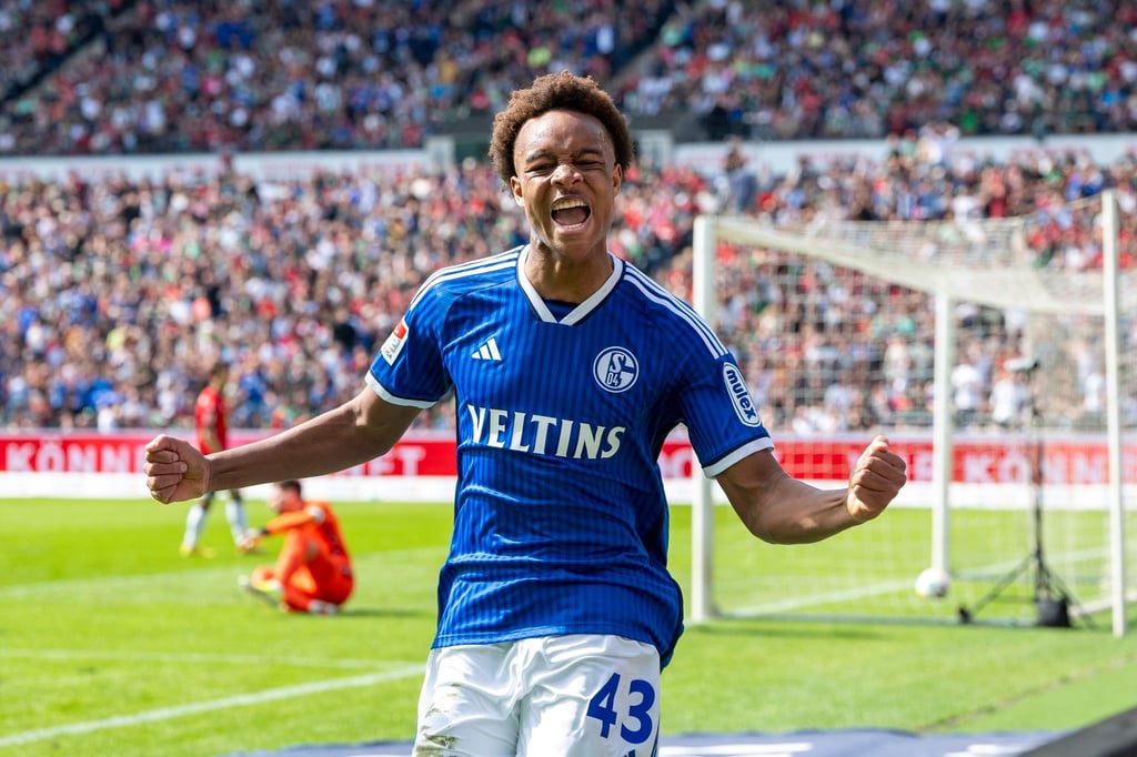 Fußball: 2. Bundesliga, Hannover 96 - FC Schalke 04, 28. Spieltag, Heinz von Heiden-Arena: Schalkes Assan Ouedraogo jubelt nach seinem Tor zum 0:1. Medienberichten zufolge wechselt der Mittelfeldspieler zu RB Leipzig.