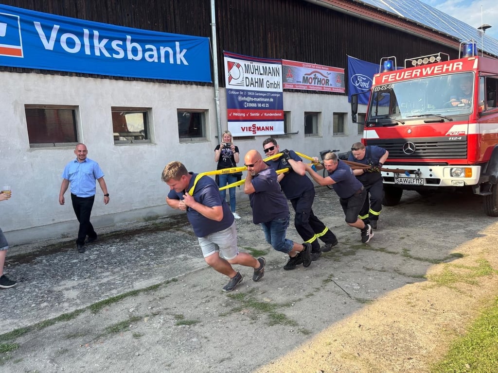 Festwochenende zum 100-jährigen Bestehen der Letzlinger Feuerwehr. Beim Fahrzeugziehen zeigten die Männer der Letzlinger Feuerwehr ihre Kraft.