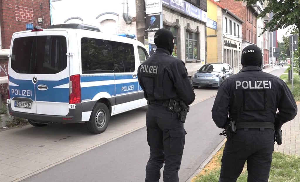 Polizeibeamte vor einem der durchsuchten Objekte in Braunschweig.