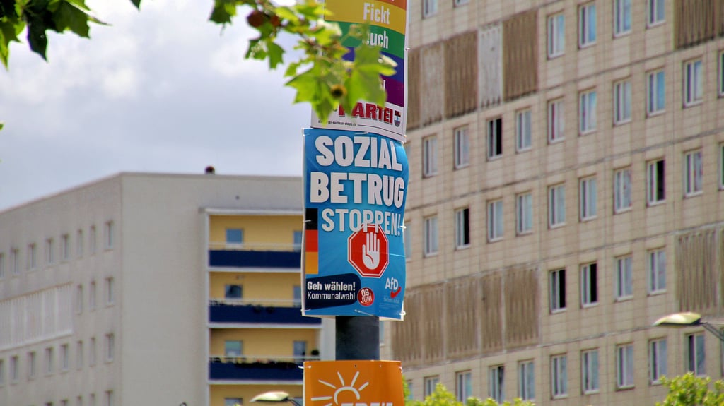 Als Panikmache kritisiert: Vor dem sogenannten Brandblock an der Neustädter Magistrale hängt auch  ein Wahlplakat der AfD – jener Partei, die bei den Kommunalwahlen am Sonntag in Halles Westen die meisten Stimmen holte.